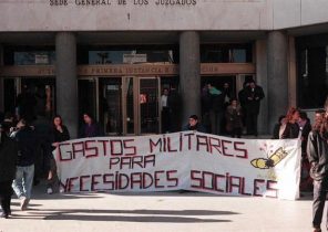 Manifestación de insumisos contra el servicio militar, en 1997, ante los juzgados de la Plaza Castilla