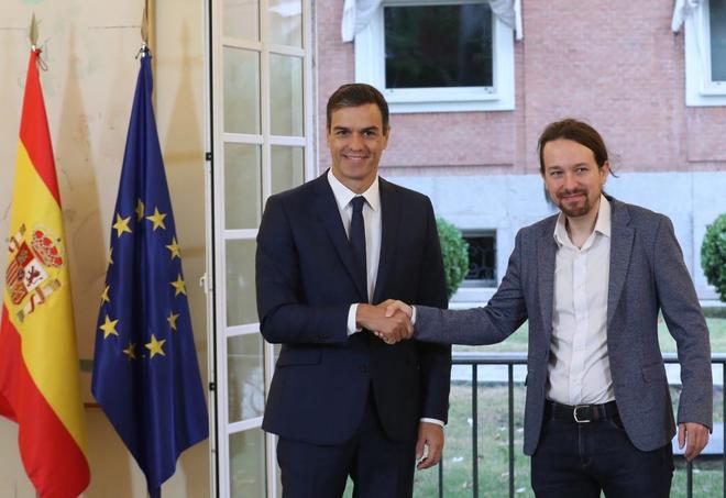 Pedro Sánchez y Pablo Iglesias se estrechan la mano tras la firma del acuerdo en La Monlcoa Pedro Sánchez y Pablo Iglesias se estrechan la mano tras la firma del acuerdo en La Monlcoa