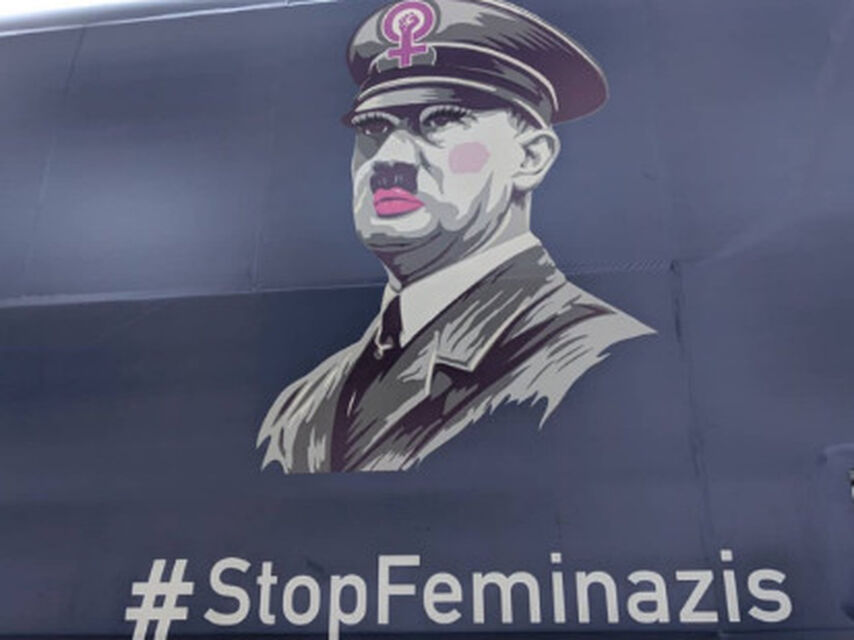 Imagen de Hitler y hastag #stopfeminazis de la asociación HAZTE OIR Nuevo autobús de la asociación HAZTE OIR